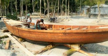 দশমিনায় নৌকা বানিয়ে সংসার চলে