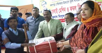 কলাপাড়ায় প্রতিবন্ধীদের সেলাই মেশিন ও কম্বল বিতরণ