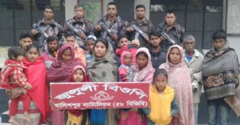 ঝিনাইদহের মহেশপুর সীমান্ত থেকে ১ দালালসহ ১৮ জন আটক