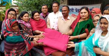 শীতার্ত নারীদের পাশে দাড়িয়েছে সেচ্ছাসেবি একটি সংগঠন