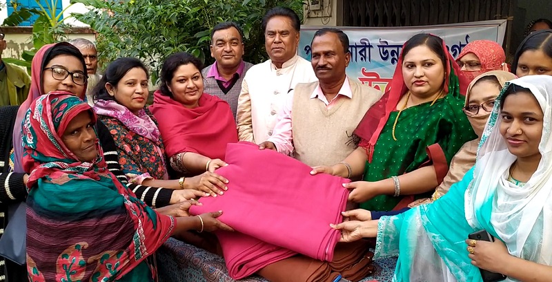 শীতার্ত নারীদের পাশে দাড়িয়েছে সেচ্ছাসেবি একটি সংগঠন