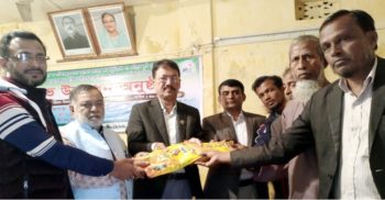 কলাপাড়ায় প্রান্তিক কৃষকদের মাঝে সার ও বীজ বিতরন