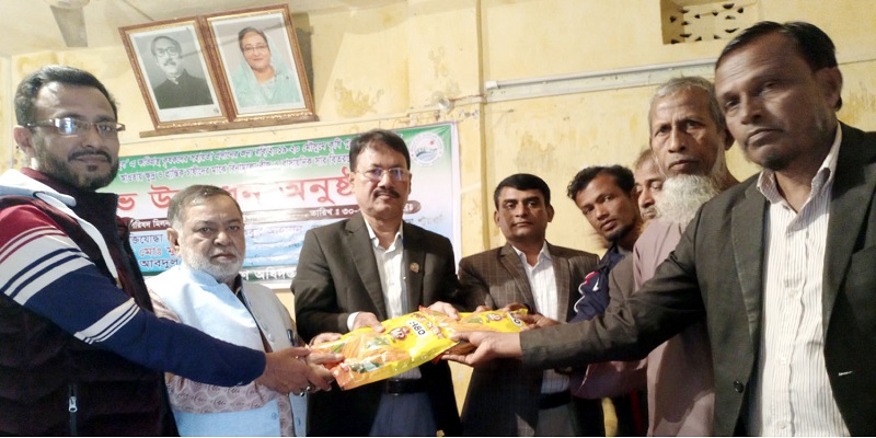 কলাপাড়ায় প্রান্তিক কৃষকদের মাঝে সার ও বীজ বিতরন