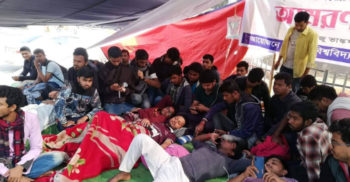 নির্বাচন পেছাতে অনশন, অসুস্থ হয়ে পড়ছেন ঢাবির শিক্ষার্থীরা