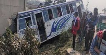৩৩ এসএসসি পরীক্ষার্থী নিয়ে বাস খাদে