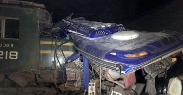 পাকিস্তানে বাস ট্রেন ভয়াবহ সংঘর্ষে ৩০ জনের মৃত্যু