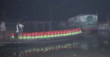 যশোরে গ্যাস ভর্তি ১২১টি সিলিন্ডার নিয়ে ডুবে গেল ট্রাক