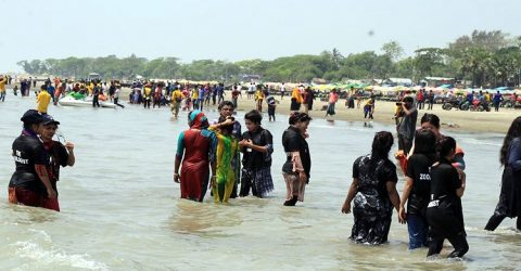ভালবাসা দিবসের ঢেউ লেগেছে কুয়াকাটার সৈকতে