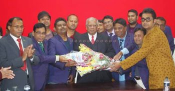 আমির হোসেন আমুর সাথে ঝালকাঠি টেলিভিশন সাংবাদিক সমিতির শুভেচ্ছা বিনিময়