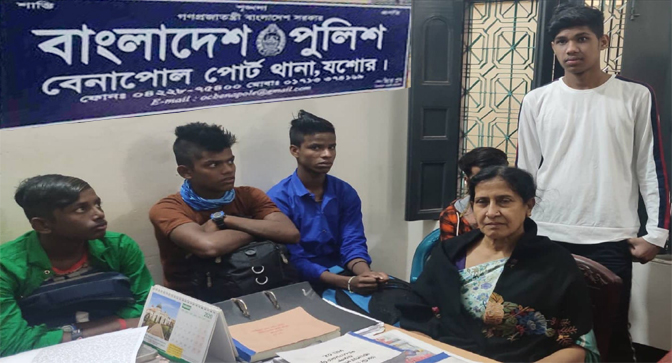 ভারতে পাচার হওয়া ৫কিশোরকে বেনাপোল ইমিগ্রেশন দিয়ে হস্তান্তর