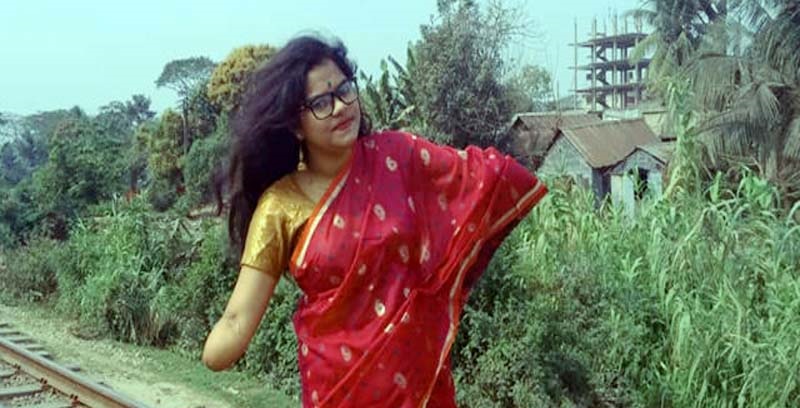দুই হাত ছাড়াই বিশ্ববিদ্যালয়ের গণ্ডি পেরিয়ে ফাল্গুনী আজ অফিসার