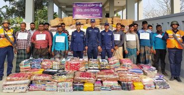 ভারতীয় বিপুল পরিমান কাপড়সহ ১৩ পাচারকারী আটক