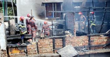 বরিশালে মালিকের অবহেলায় পুড়েছে চার ভাড়াটিয়ার ঘর