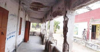 ঝুঁকিপুর্ন ভবনে চলছে শিশু শিক্ষার্থীদের পাঠদান, যে কোন সময় ঘটতে পারে দুর্ঘটনা!