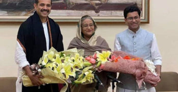প্রধানমন্ত্রীর সঙ্গে আতিক-তাপসের শুভেচ্ছা বিনিময়