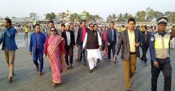 খাদ্যমন্ত্রী পর্যটন কেন্দ্র কুয়াকাটার সৈকত পরিদর্শন