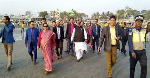 খাদ্যমন্ত্রী পর্যটন কেন্দ্র কুয়াকাটার সৈকত পরিদর্শন