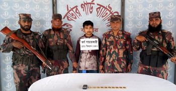 যশোরের বেনাপোলে ১০টি স্বর্ণের বার আটক-১
