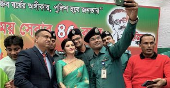 পুলিশের সেলফিতে চিত্রনায়িকা পরীমনি