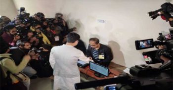 ধানমন্ডি সরকারি বালিকা উচ্চ বিদ্যালয় কেন্দ্রে ভোট দিলেন তাপস