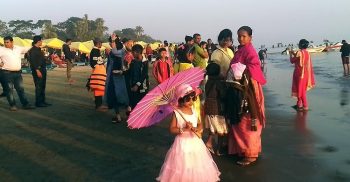 শিশুদের ভ্রমনের অন্যতম পর্যটন স্পট কুয়াকাটার সৈকত