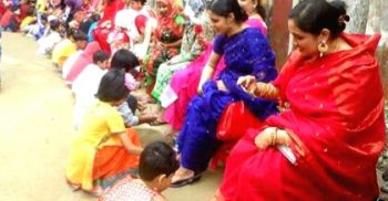 টাঙ্গাইলে মায়ের পা ধুঁয়ে ভালোবাসা দিবস পালন