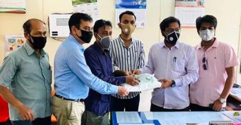 করোনা ভাইরাস প্রতিরোধকল্পে  দশমিনা হাসপাতালে পিপিই বিতরন