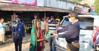 ঝিনাইদহে গ্রামে গ্রামে গিয়ে সাধারণ মানুষের মাঝে পুলিশের সাবান ও মাস্ক বিতরণ