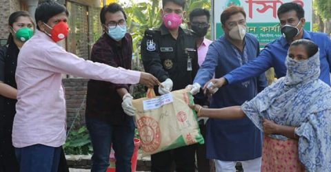 ঝিনাইদহে নিম্ন আয়ের মানুষের মাঝে খাবার বিতরণ