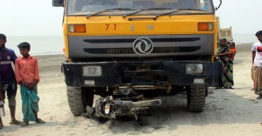 কুয়াকাটা সৈকতে মোটরসাইকেল-ট্রাক দুর্ঘটনা, আহত-৩