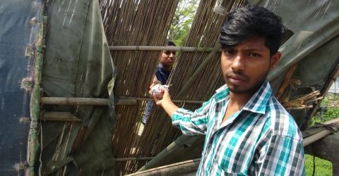 করোনাভাইরাস: নিত্য প্রয়োজনীয় বাজার লেনদেন হচ্ছে বেড়ার মধ্য দিয়ে