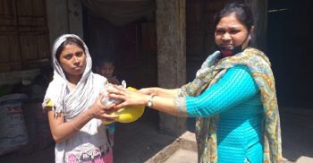 ঝিনাইদহে নিম্ন আয়ের মানুষের মাঝে হ্যান্ড স্যানিটাইজার ও খাবার বিতরণ
