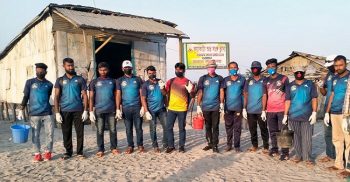 কুয়াকাটায় অসহায় কর্মহীনদের বাড়ি গিয়ে খাদ্যসামগ্রী পৌঁছে দিচ্ছে তরুণরা