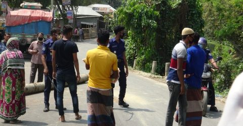করোনা সংক্রমণ ঝুঁকিতে থাকা: শিবচরের অবরুদ্ধ এলাকায় খাবার পৌছে দিচ্ছে প্রশাসন