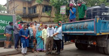 গলাচিপা পৌর এলাকায় জীবাণু নাশক স্প্রে করলেন মেয়র তুহিন