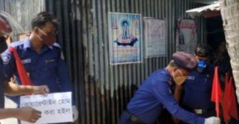 গলাচিপায় সকল প্রবাসীর বাসার সামনে লাল পতাকা