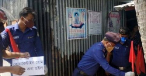 গলাচিপায় সকল প্রবাসীর বাসার সামনে লাল পতাকা