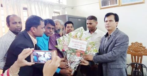পদোন্নতি প্রাপ্ত প্রাথমিক শিক্ষা কর্মকর্তাকে ফুলের শুভেচ্ছা