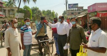 বিএনপির উদ্যোগে ঝিনাইদহে সাধারণ মানুষের মাঝে মাস্ক বিতরণ