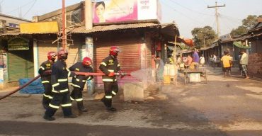 করোনা নিয়ন্ত্রন ও প্রতিরোধে দিনভর খানসামায় জীবাণুনাশক স্প্রে
