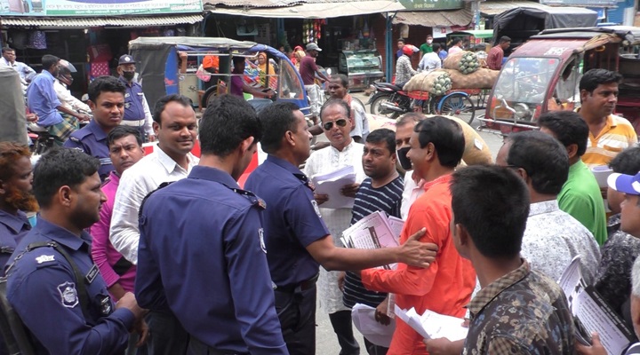 ঝিনাইদহে করোনা প্রতিরোধে বিএনপির লিফলেট বিতরণ, পুলিশের বাঁধা