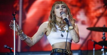 করোনা আতঙ্কে অস্ট্রেলিয়ায় কনসার্ট বাতিল মাইলির