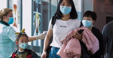 সিঙ্গাপুরে গা ঘেঁষে দাঁড়ালেই ৬ মাসের কারাদণ্ড