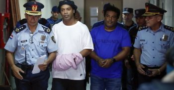 ভুয়া পাসপোর্ট: জেলেই থাকতে হচ্ছে রোনালদিনহোকে