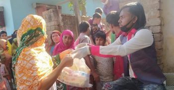 খাদ্যসামগ্রী নিয়ে দুঃস্থ ও অসহায় মানুষের পাশে হিরো আলম