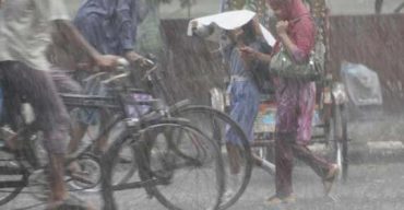 তুমুল ঝড়োবৃষ্টিতে আজ সকাল শুরু হয়েছে রাজধানীবাসীর