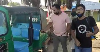 করোনায় স্প্রে হাতে পথে পথে আ.লীগ নেতা, সর্বত্রই প্রসংশা