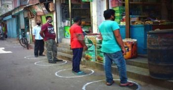 গলাচিপায় দূরত্ব বজায় রাখতে ফার্মেসীতে গোল বৃত্ত দিলেন উপজেলা ছাত্রলীগ