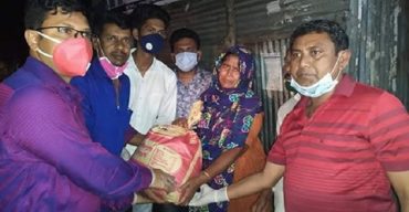 গলাচিপায় সেলুন সমিতির মাঝে চাল, ডাল বিতরণ