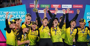 ফাইনাল খেলার শিরোপার উল্লাসে মেতে উঠল অস্ট্রেলিয়ান মেয়েরা